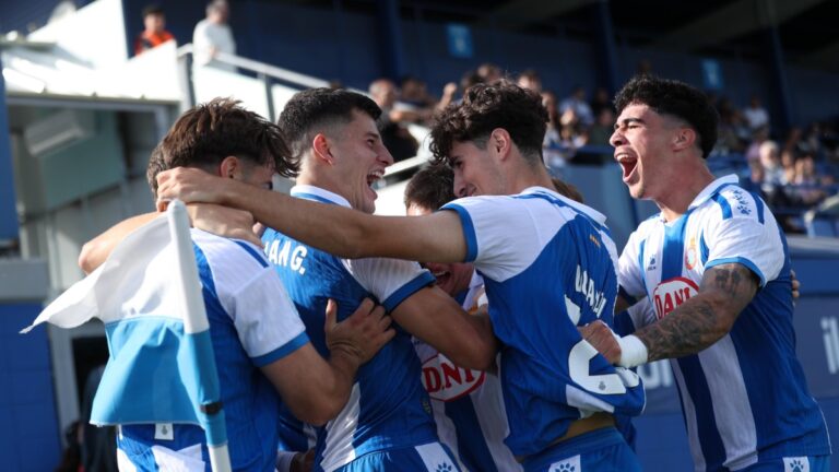 Ferran Gómez estalla de felicidad al anotar el gol de la victoria del Espanyol B ante la UE Olot