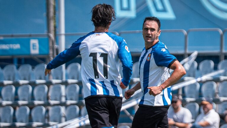 Kike García celebra un gol en la CE Dani Jarque