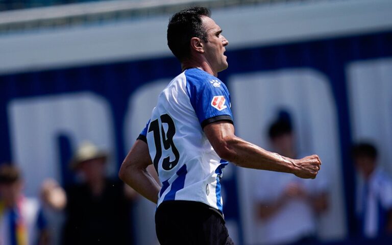 Kike García celebra un gol en la CE Dani Jarque