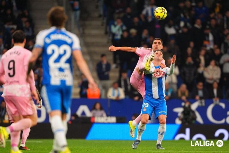Kike García intenta llevarse un balón delante de Dani Calvo