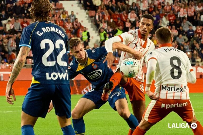 Pol Lozano terminó luciendo el brazalete de capitán en el Girona FC - Espanyol
