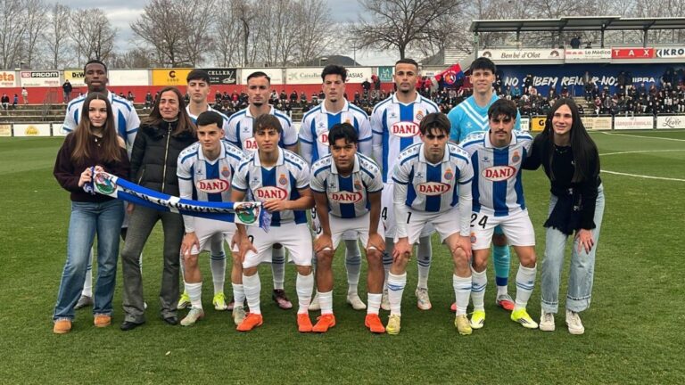 El Espanyol B salta al Municipal de Olot con tres aficionadas pericas