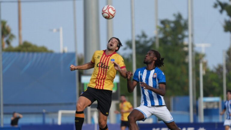 Christ Letono pelea un balón contra un rival del Sant Andreu