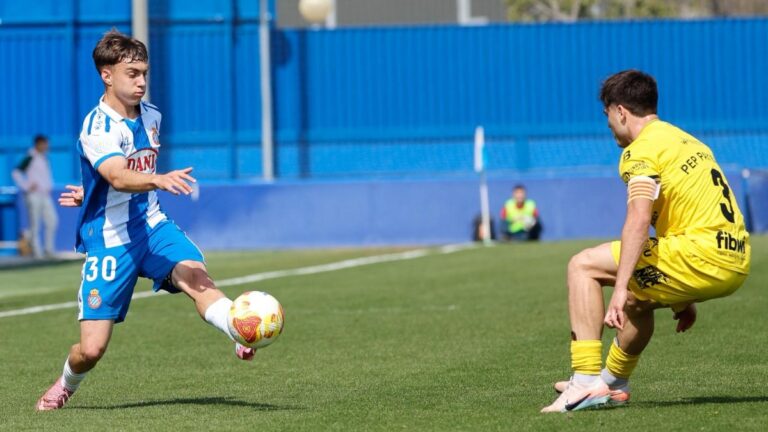 Jan Peries en un uno contra uno en el Espanyol B - UD Poblense