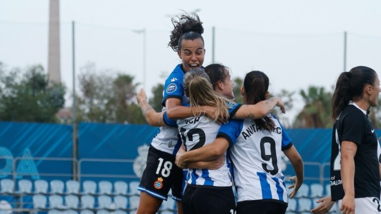 Las jugadoras del Espanyol Femenino celebran en piña el gol de Bicho ante el FC Badalona Women