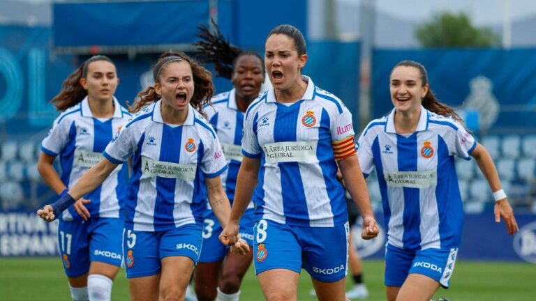 Las jugadoras del Espanyol Femenino celebran con Ainoa el gol del empate ante el FC Badalona Women