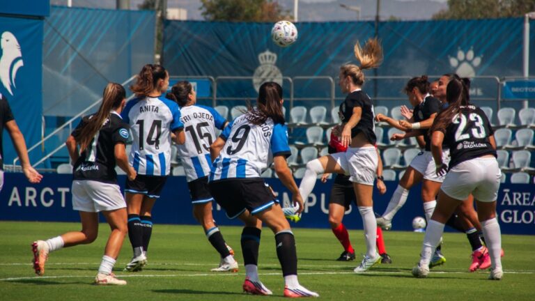 El Espanyol Femenino busca generar peligro en el área del FC Badalona Women