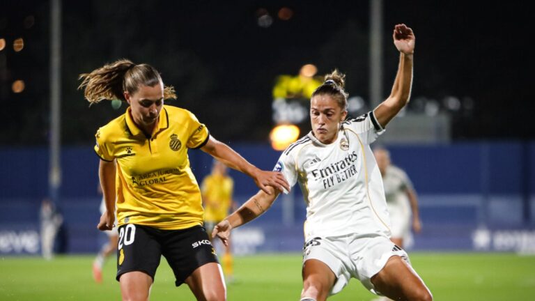 Anna Torrodà inicia el juego del Espanyol Femenino en el centro del campo ante el Real Madrid