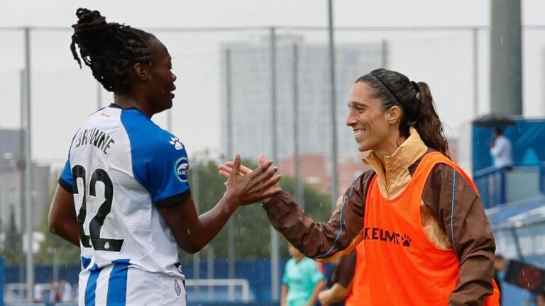 Espanyol Femenino – Deportivo Alavés: Browne vale tres puntos (1-0) Browne celebra su gol con Cristina Baudet chocando las manos