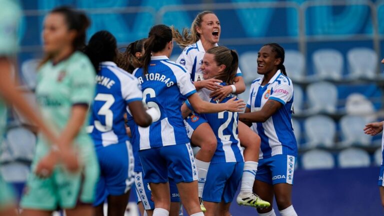 Las jugadoras del Espanyol Femenino celebran con Naima García su gol ante el Levante UD