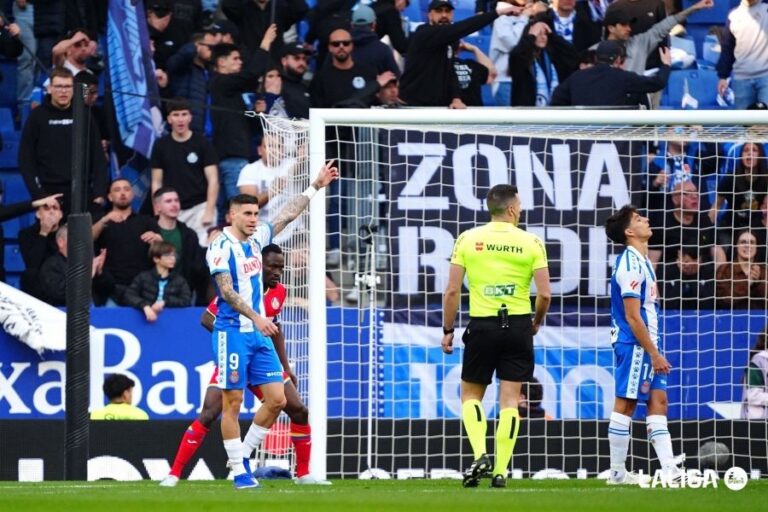 Roberto Fernández señala a la portería del Getafe CF en el RCDE Stadium