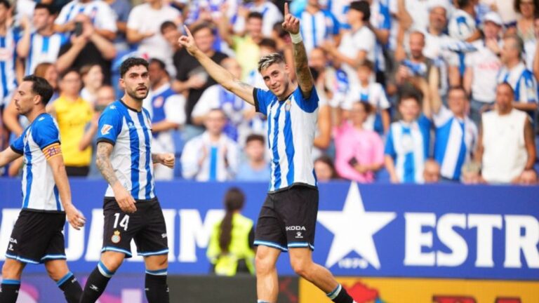Roberto Fernández adelanta al Espanyol ante el Levante UD en el RCDE Stadium