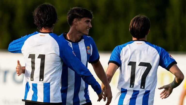Espanyol – Pau FC: Espectáculo perico en Peralada (0-4) Pere Milla y Jofre Carreras celebran con Rafa Bauzà su gol en el segundo amistoso de la pretemporada