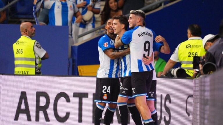 Espanyol – Real Madrid: Carlos Espí le arrebata el premio al Espanyol (1-2) Dolan y Roberto celebran con Calatrava su gol ante el Real Madrid
