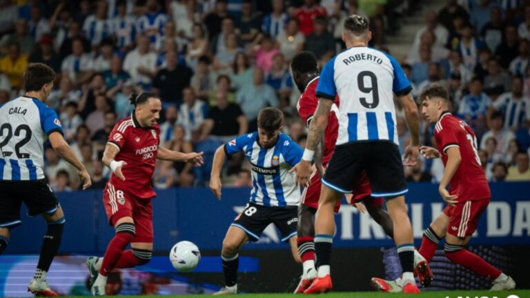 Javi Hernández, en el Espanyol - Sevilla FC con Roberto Fernández