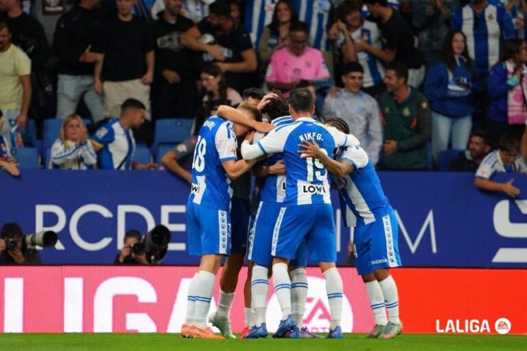 Los jugadores del Espanyol se abrazan para celebrar un gol ante el Valencia CF