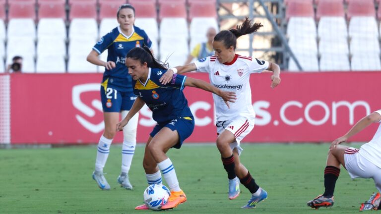 Laura Martínez, en una acción con Rosa Márquez en Sevilla