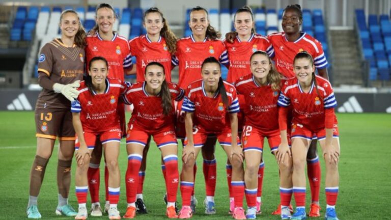 Las jugadoras pericas antes de enfrentarse al Real Madrid