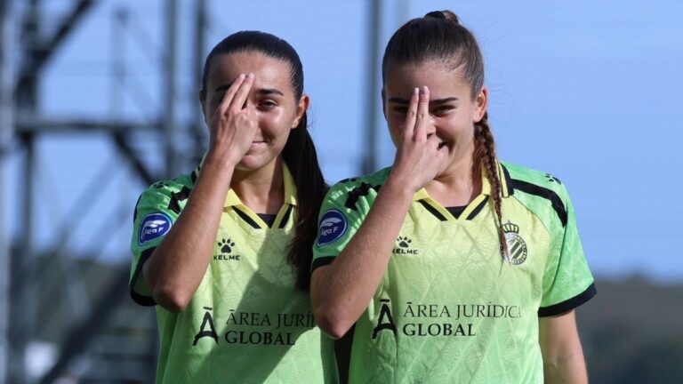 Celebración de Ona Baradad y Natalia Escot en el Real Sociedad - Espanyol Femenino