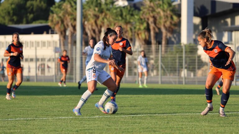 Ainoa Campo se va con el balón delante de una rival en el Montpellier HSC - Espanyol Femenino