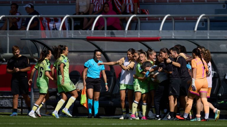 Todo el Espanyol Femenino celebra muy unido el gol de Iara Lacosta ante el Athletic Club de Bilbao