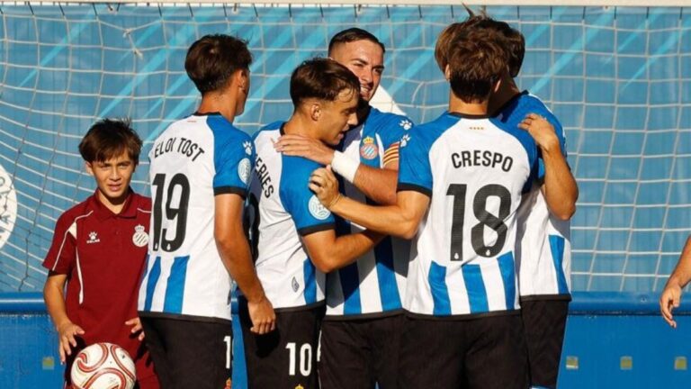 Los jugadores del Espanyol B celebran un gol ante el CF Calamocha