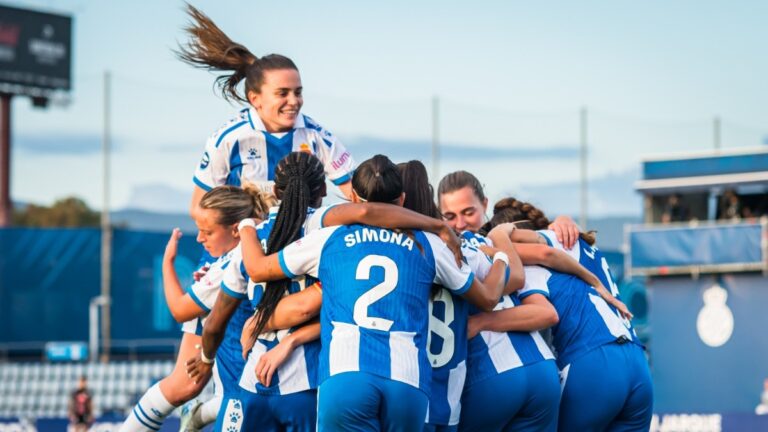 Las jugadoras del Espanyol Femenino celebran en piña el primer gol ante el Alhama CF