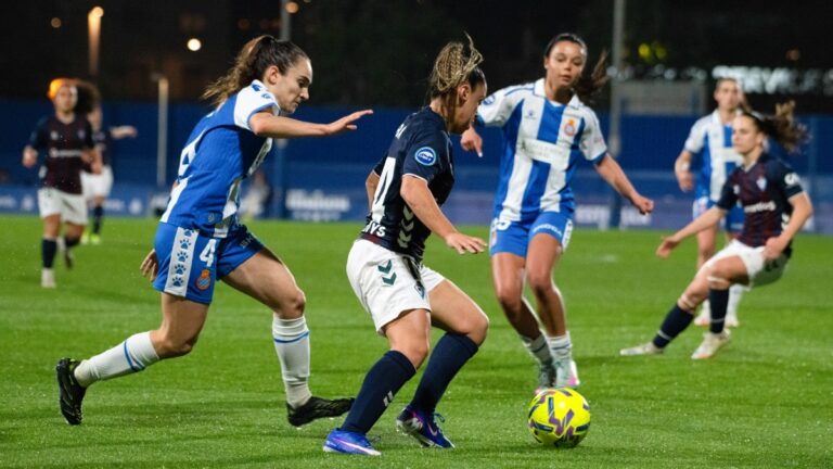 Amaia Martínez y Iara Lacosta en el Espanyol Femenino - SD Eibar