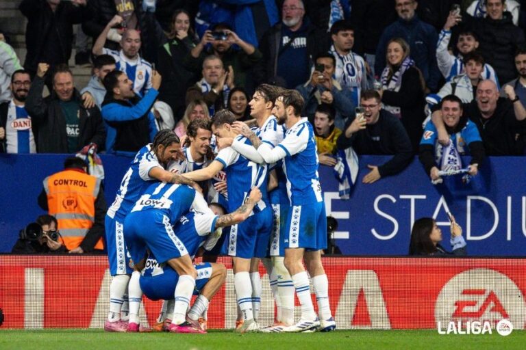 RCD Espanyol – Rayo Vallecano: Roberto martillea el dominio ‘perico’ (1-0) Los jugadores del Espanyol celebran en piña el gol de Roberto Fernández ante el Rayo Vallecano