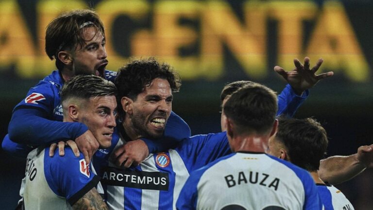 Los jugadores del Espanyol celebran el gol de Cabrera ante el Villarreal