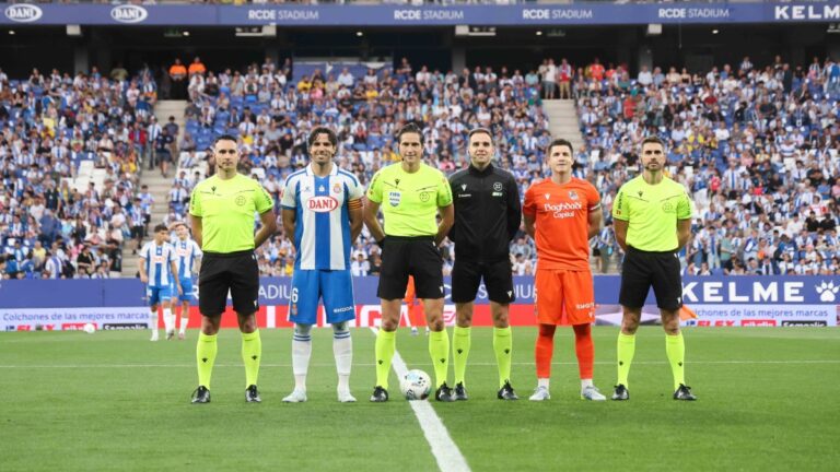Cabrera se hace la foto de capitanes con el equipo arbitral y el capitán de la Real Sociedad
