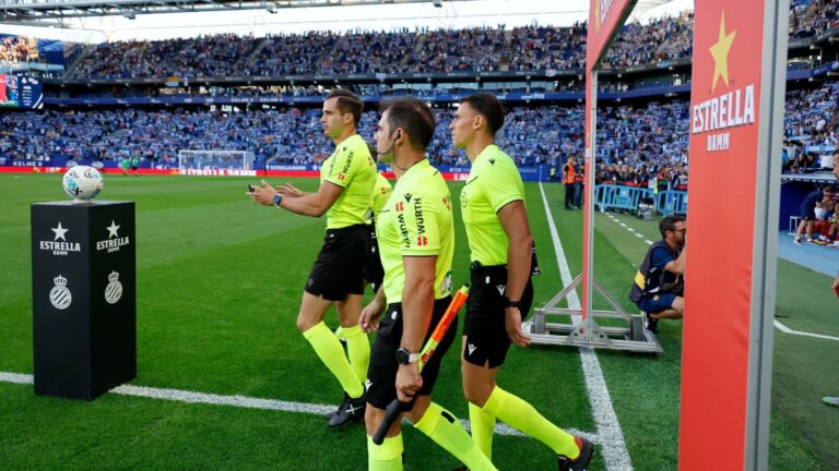 Cuadra Fernández, antes de dirigir el Espanyol - Valencia CF, en el RCDE Stadium