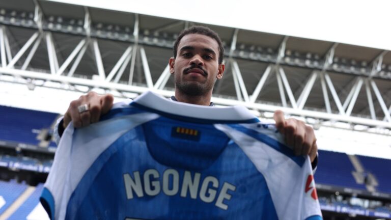 Cyril Ngonge, sobre el verde del RCDE Stadium con su camiseta del Espanyol