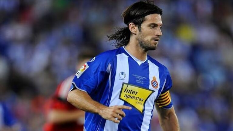 Dani Jarque defiende el brazalete del '21' en un partido del Espanyol
