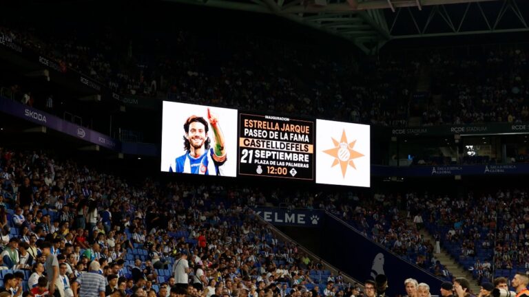 Dani Jarque aparece en el marcador del RCDE Stadium