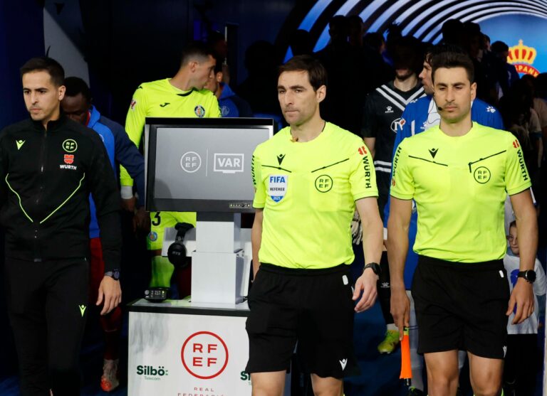 El Espanyol busca el ‘pleno’ con De Burgos Bengoetxea De Burgos Bengoetxea, junto a su equipo arbitral en el RCDE Stadium el curso pasado