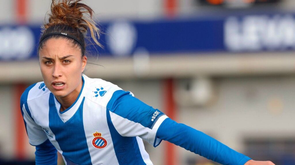 Débora García es una fiel seguidora del Espanyol Femenino