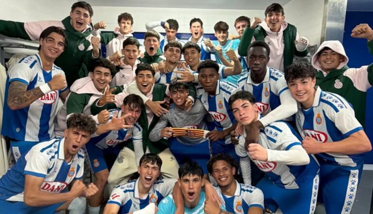 El Juvenil B celebra en piña la victoria por 3-2 ante el CE Europa