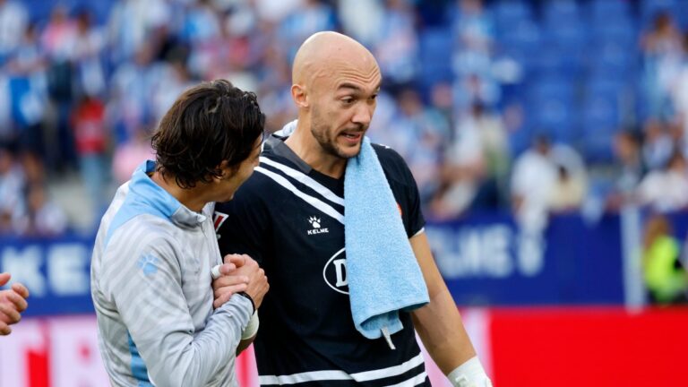 Marko Dmitrovic celebra con Pere Milla el triunfo ante el Elche CF en el RCDE Stadium