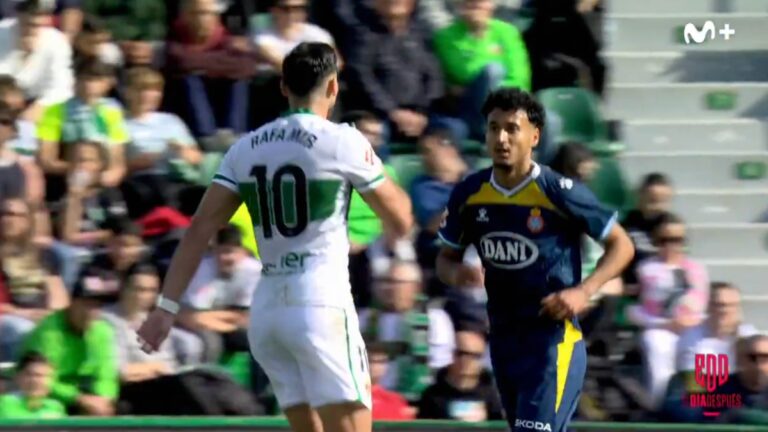 Omar El Hilali y Rafa Mir en la acción que marcó el Elche CF - Espanyol