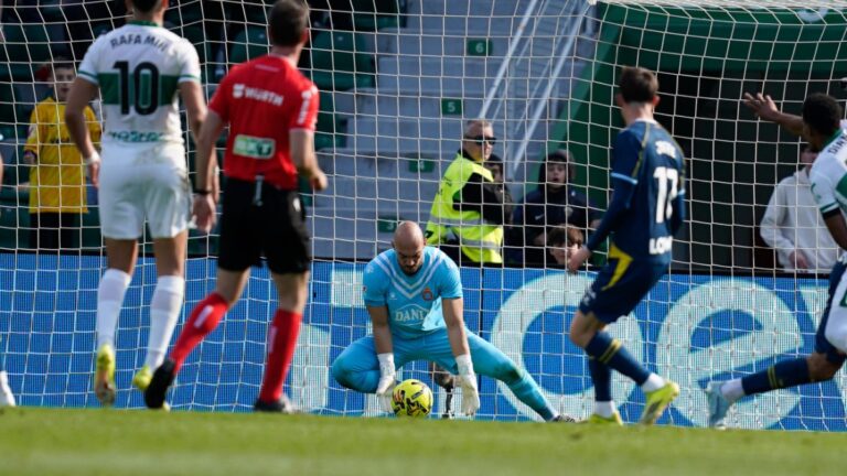Dmitrovic, en una acción de peligro del Elche CF en el Martínez Valero
