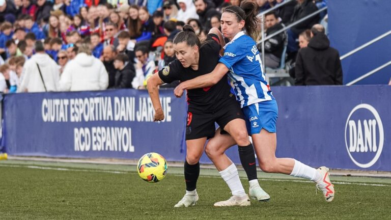 Ángeles del Álamo y Claudia Pina han sido titulares en el Espanyol Femenino - Barça