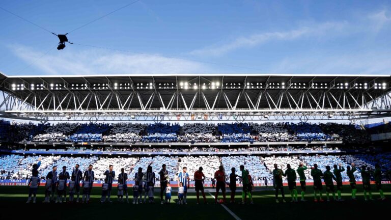 El RCDE Stadium lució de blanquiazul en el Espanyol - Real Betis