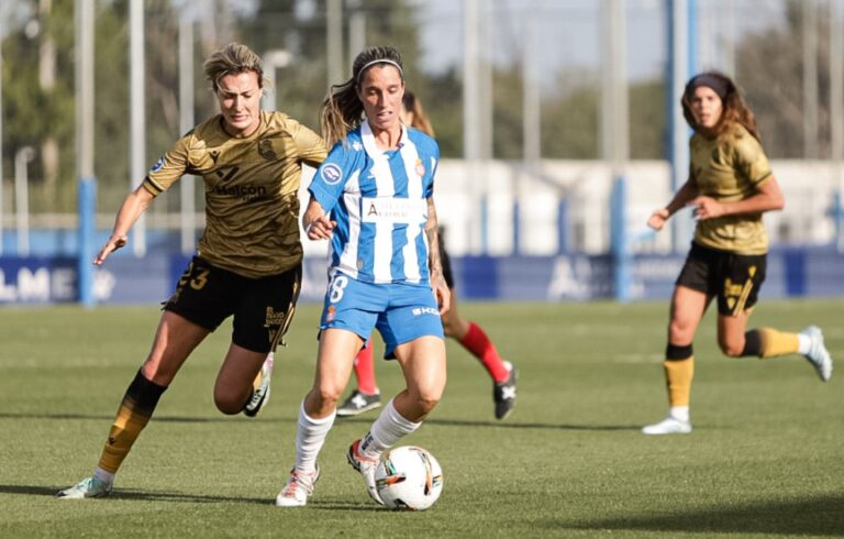 Cristina Baudet empieza una jugada en el Espanyol Femenino - Real Sociedad