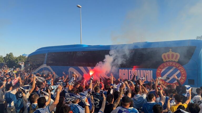 La afición del Espanyol no falla a la llegada de su equipo al RCDE Stadium