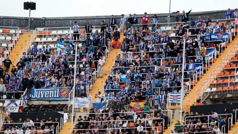 Los pericos se vuelcan para acompañar al Espanyol a Mestalla Más de 500 pericos se desplazaran a Mestalla a animar al Espanyol