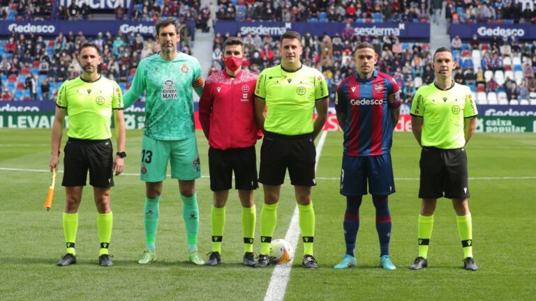 Díaz de Mera posa con los capitanes del Espanyol y Levante UD en el Ciutat de Valencia
