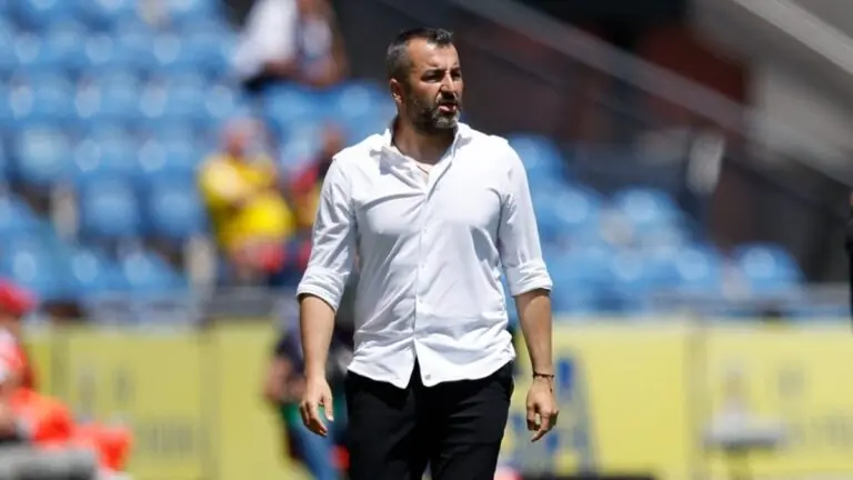 Diego Martínez mira atentamente un partido de la UD Las Palmas