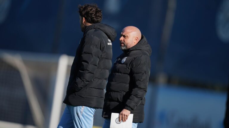 Manolo González mantiene la mirada fija en sus jugadores en una sesión de entrenamiento