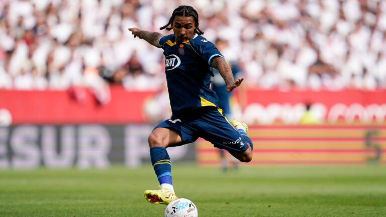 Dolan dispara desde lejos en el césped de Sevilla